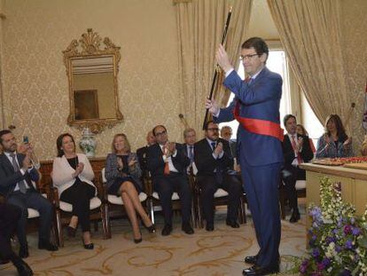 Alfonso Fernández Mañueco, en la seva investidura com a alcalde de Salamanca gràcies a l'abstenció de Ciutadans. Fernando Rodríguez amb corbata taronja) aplaudeix entre els regidors.