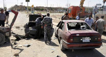 Policías iraquíes inspeccionan el lugar tras la explosión de una bomba en Kirkuk.