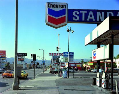 'Beverly Boulevard y La Brea Avenue, Los Ángeles, California, 21 de junio de 1975'. De la serie Uncommon Places.