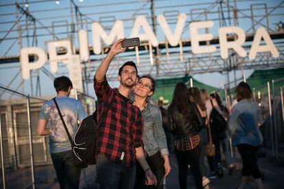 Una parella es fa un 'selfie' a l'entrada del festival.