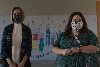 Mandy Moore and Chrissy Metz, with masks in the fifth season of 'This Is Us'.
