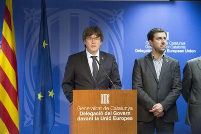 Carles Puigdemont en una rueda de prensa en Bruselas tras conocer la decisión del juez Pablo Llarena de cursar una orden europea e internacional de detención y entrega contra él.