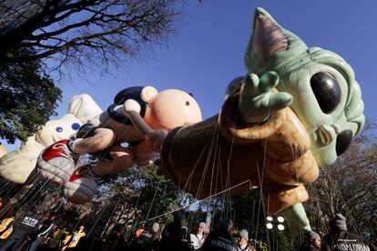 Los globos de Baby Yoda, Greg Heffley y el hombre masa, alineados antes del inicio del desfile de este jueves. 