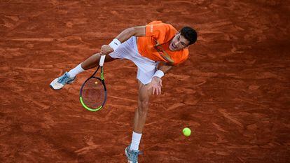 Spain's Pablo Carreno Busta serves the ball to Serbia's Novak Djokovic during their men's singles quarter-final tennis match on Day 11 of The Roland Garros 2020 French Open tennis tournament in Paris on October 7, 2020. (Photo by MARTIN BUREAU / AFP)