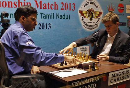 Anand y Carlsen, durante la partida en Chennai (India)