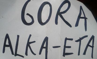 Pancarta desplegada durante los títeres.