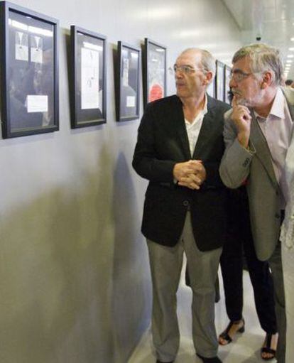 El viceconsejero de Igualdad, Juan Jesús Jiménez, a la derecha, en una exposición en Málaga en 2011.
