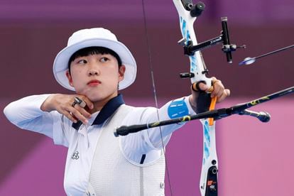 La surcoreana An San durante la final individual de tiro con arco este viernes en Yumenoshima Park.
