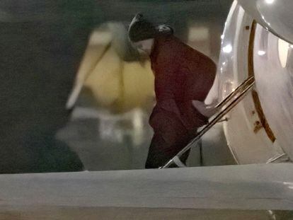 La jugadora de baloncesto Brittney Griner desciende del avión en San Antonio (Texas), a su llegada a Estados Unidos tras ser canjeada por el traficante de armas ruso Víktor Bout, este viernes.