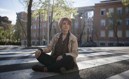Andrea, licenciada en Física, que ha logrado una FPU, sentada ante la sede del CSIC.