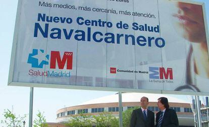 Foto de archivo de la primera piedra del centro de salud de Navalcarnero en 2007 con Baltasar Santos como alcalde y Manuel Lamela como consejero de Sanidad.