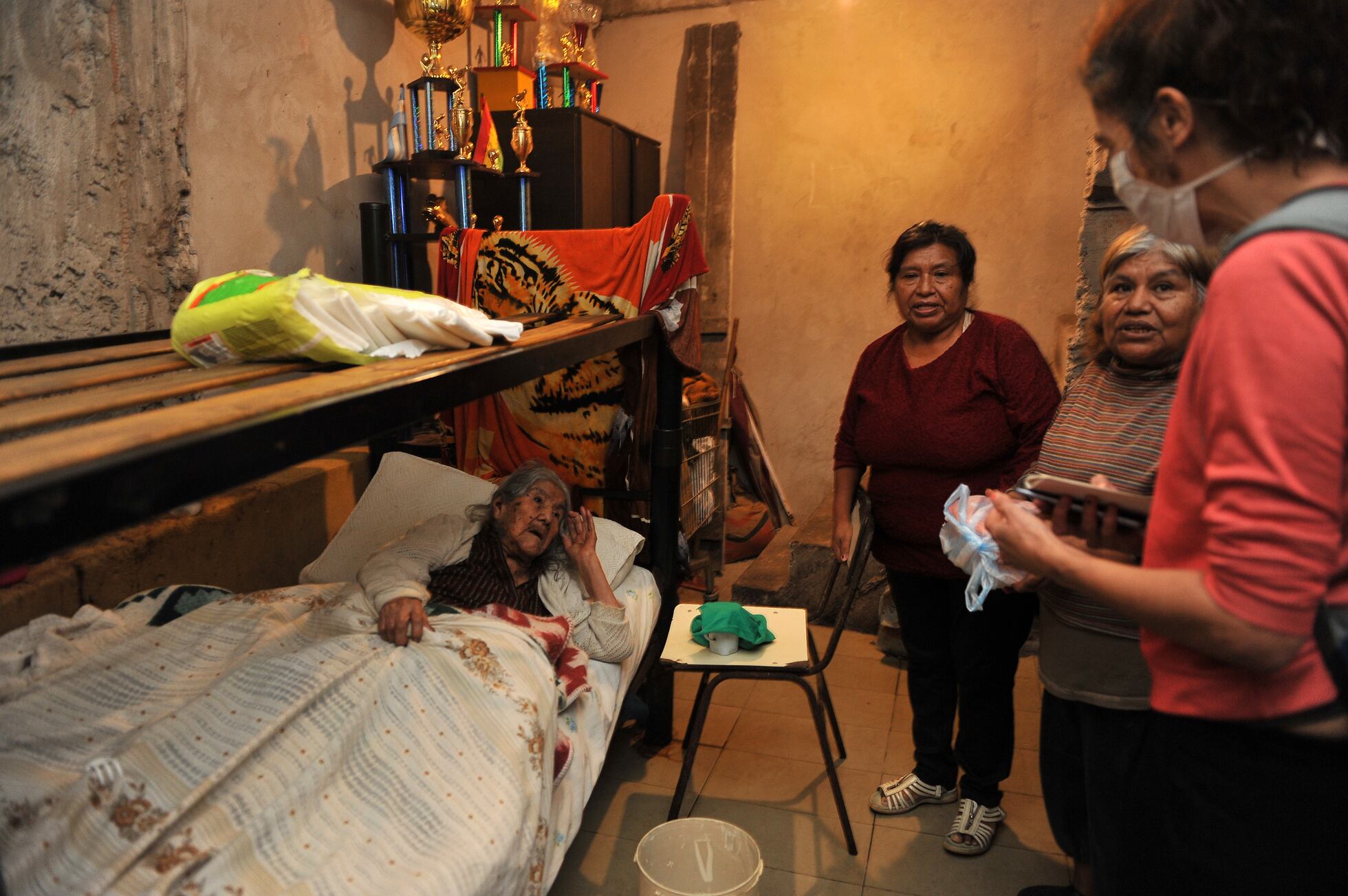 Coronavirus: Los ancianos en las villas miseria de Argentina, entre el