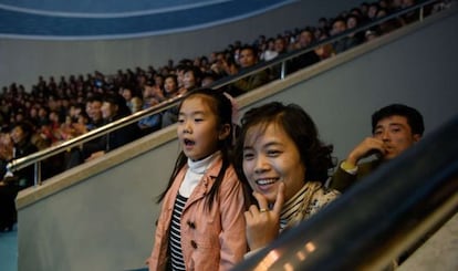 Una familia asiste a un espectáculo en el delfinario de Pyongyang (Corea del Norte), el 11 de octubre de 2015.