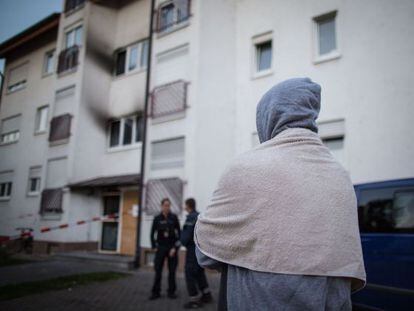 Un solicitante de asilo, ayer frente al refugio que sufrió un ataque en Heppenheim (Alemania).