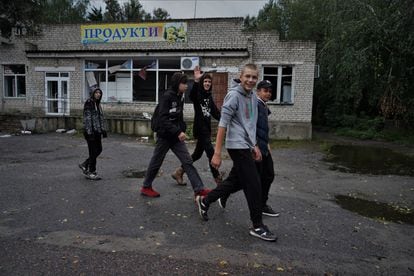 El comisionado para Derechos Humanos en el Parlamento ucraniano, Dimitro Lubinets, ha apuntado en un mensaje en su cuenta en la red social Facebook que las fuerzas rusas “han destruido más del 70% de los edificios” en Izium. En la foto, un grupo de jóvenes caminaba el jueves por las calles de la ciudad liberada. 