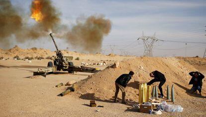 Milicianos libios disparan fuego de artiller&iacute;a contra posiciones yihadistas de Sirte, en marzo.
