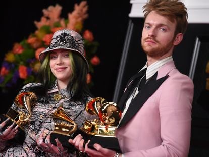 Los hermanos y músicos Finneas O'Connel y Billie Eilish, en los premios Grammy en Los Ángeles el pasado 14 de marzo.