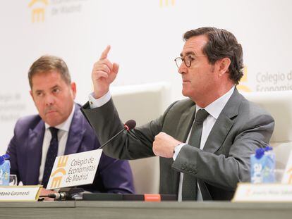 El presidente de la CEOE, Antonio Garamendi (d), y el presidente de Cepyme, Gerardo Cuerva (i), durante una conferencia el pasado 3 de octubre.