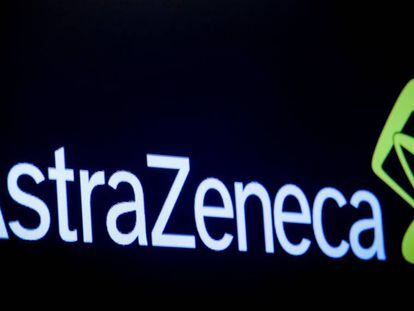 Logotipo de AstraZeneca en una pantalla de la Bolsa de Nueva York, el 8 de abril de 2019.