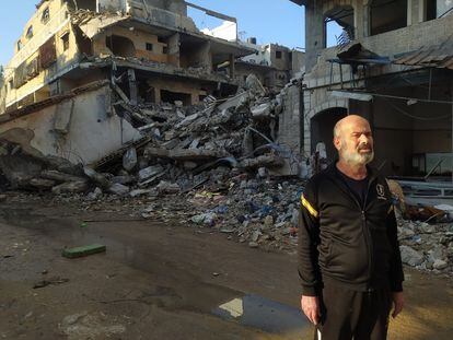 Hammad, junto a edificios destruidos por los ataques israelíes. 