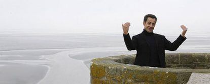 El aspirante a la presidencia francesa de la UMP, Nicolas Sarkozy, posa ayer en lo alto de la abadía de Mont-Saint-Michel, en el noroeste de Francia.