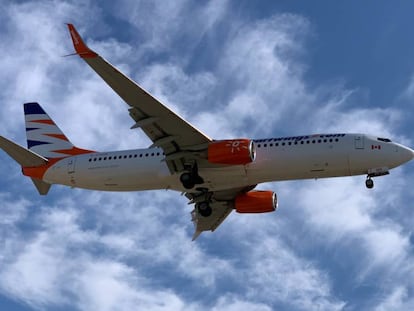 Un avión Boeing aterriza en el aeropuerto de Málaga.