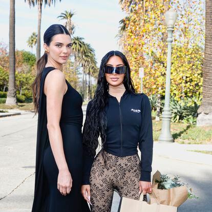 Kendall Jenner y Kim Kardashian en el desfile de Balenciaga celebrado este 2 de diciembre en Los Ángeles.