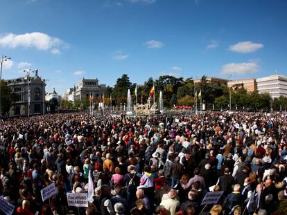 Mile de manifestantes en la madrileña fuente de La Cibeles de Madrid.