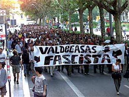 Manifestación ayer en Barcelona para pedir la puesta en libertad de los okupas detenidos.