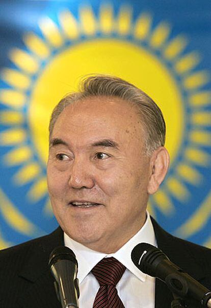 El presidente de Kazakhstan, Nursultan Nazarbayev, en el poder desde antes de la caída de la URSS, sonríe durante una conferencia de prensa hoy lunes en Astana, la capital.