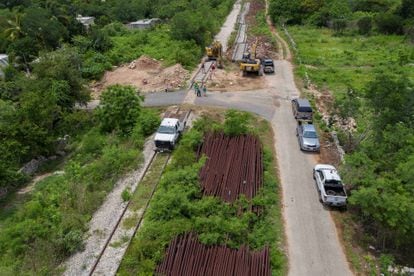 Vista aérea de la construcción del Tren Maya en el municipio de Mazcanú, Yucatán (México). 