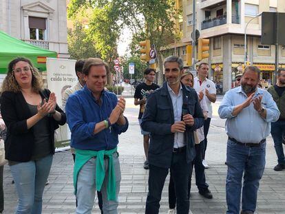 De izquierda a derecha, el portavoz de Vox en el Parlament, Joan Garriga, el candidato de Vox a la alcaldía de Barcelona, Gonzalo de Oro-Pulido, y Liberto Senderos, en el acto de fin de campaña en la plaza Artós de Barcelona el 26 de mayo de 2023.
