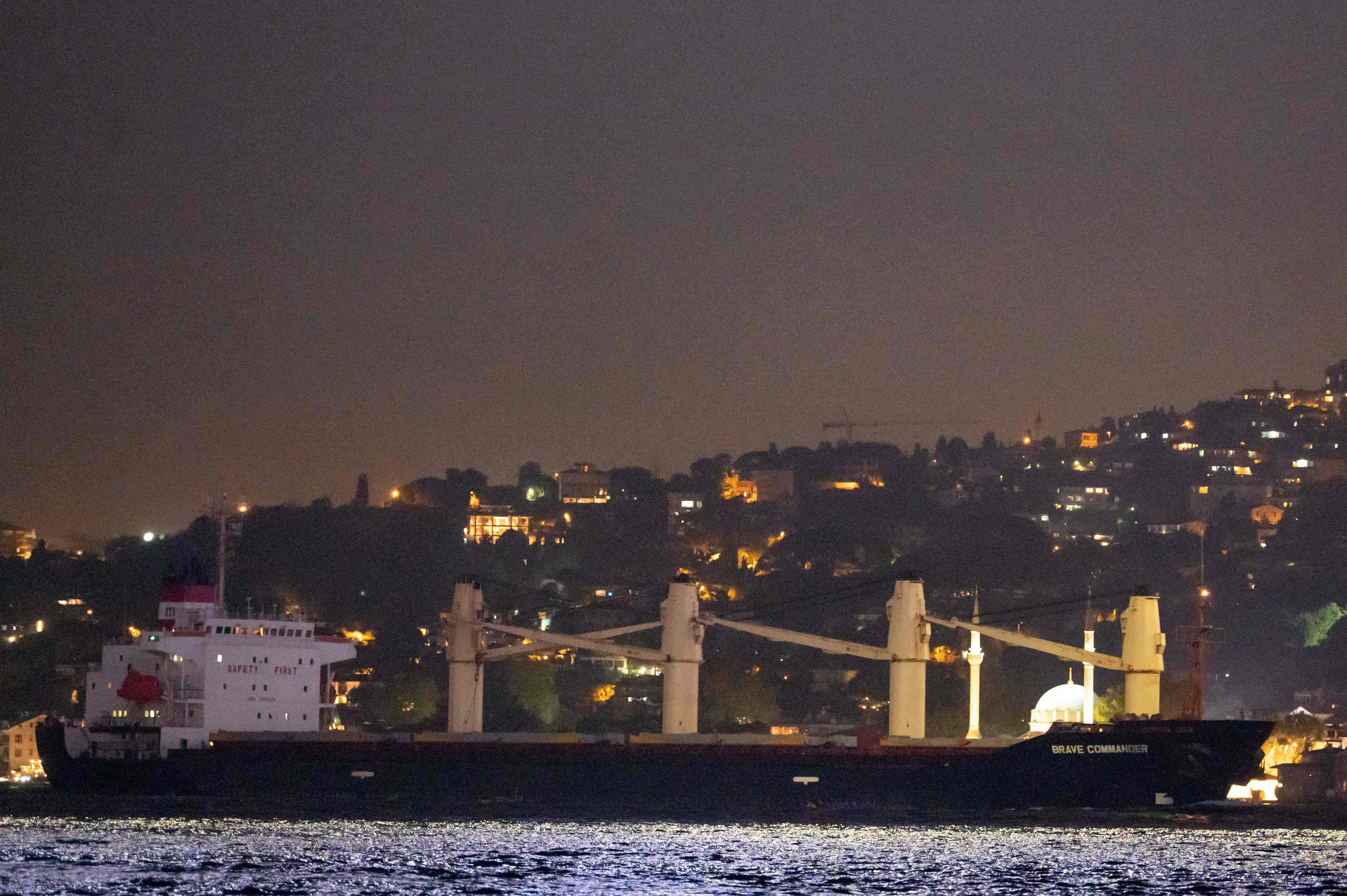 El 'MV Brave Commander', con 23.000 toneladas de trigo a bordo, durante su paso por el estrecho del Bósforo en su ruta hacia Yibuti, el 17 de agosto.