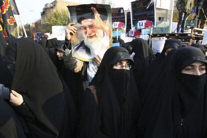 Manifestaci&oacute;n de mujeres ante la Embajada brit&aacute;nica en Teher&aacute;n.