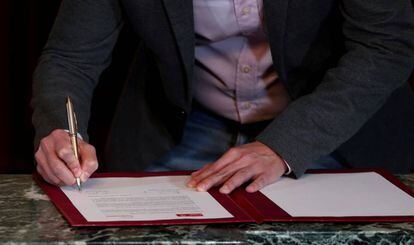 El preacuerdo firmado por Pedro Sánchez y Pablo Iglesias.