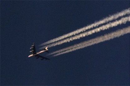 Un avión B-52 en pleno vuelo.