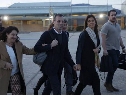 Sandro Rosell, junto a su familia, sale de la cárcel el pasado mes de febrero. 