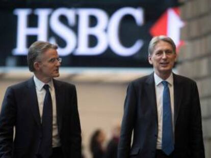 John Flint, CEO de HSBC (izquierda), con el ministro de Hacienda brit&aacute;nico, Philip Hammond.