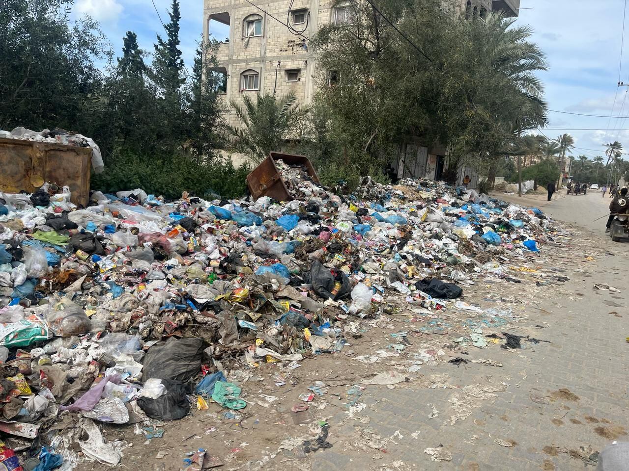 Basura acumulada en las calles de Gaza, en abril de 2024.