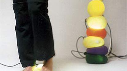 <i>Superpatata,</i> de Héctor Serrano, luminaria de látex natural, sal y bombilla de 11 vatios editada por Droog Design (2000).
Tipografía Pradell, de Andreu Balius.