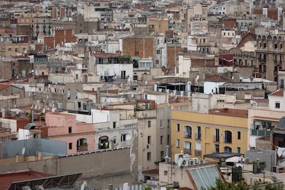 DVD 1165 13/06/23 Barcelona.  Vista alzada del barrio del Raval, uno de los barrios más difíciles de la ciudad para encontrar pisos de compra o de alquiler.  (ALBERTO GARCÍA) EL PAÍS
