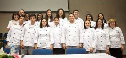La primera promoción de chefs becados por Día Solidario en Brasil.