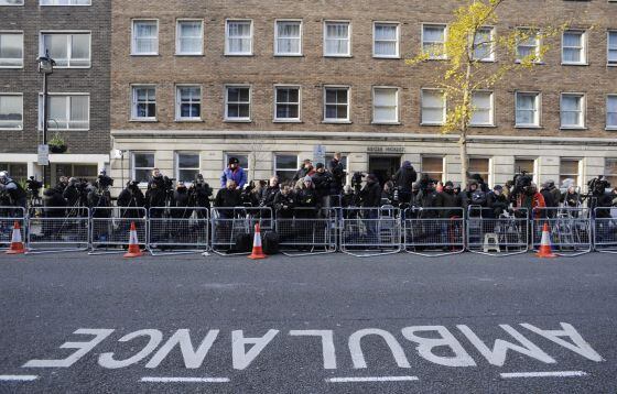 Miembros de la prensa apostados en el exterior del hospital londinense King Edward VII.