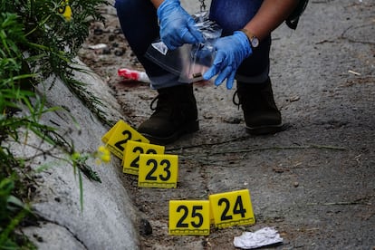 Un perito recoge casquillos del suelo, después de la balacera al sur de Ciudad de México.