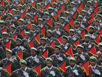 La Guardia Revolucionaria de Irán, en un desfile en 2016. En vídeo, el anuncio de Mike Pompeo, secretario de Estado de EE UU.