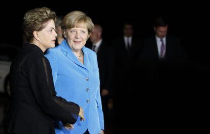 La mandataria brasileña Dilma Rousseff recibe a la canciller Merkel.