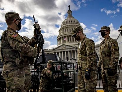 Miembros de la Guardia Nacional de Virginia con rifles M4 y munición real frente al Capitolio, el 17 de enero de 2021.