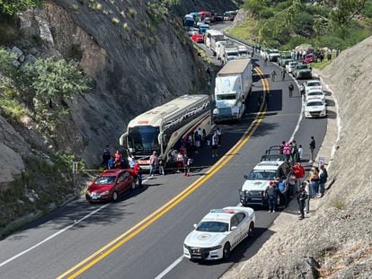 Autoridades trabajan en el área de un accidente de carretera en Oaxaca, en agosto de 2023.