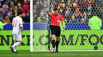 El árbirtro Felix Zwayer awards revierte la anulación del linier y da por válido el gol de España.