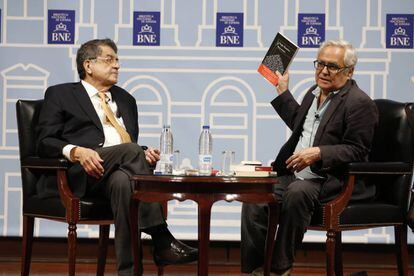Sergio Ramírez (izquierda) y Juan Cruz, en la Biblioteca Nacional.